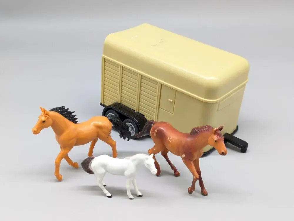 Ertl Farm Enclosed Horse Trailer 6.5